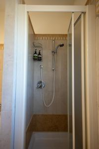 een douchecabine in een badkamer met een bad bij Residenza "I Tre Carrubi " in Fasano