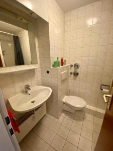 a white bathroom with a sink and a toilet at Work&Travel WE13 - Parkplatz, Netflix, Internet für 2 Gäste in Markranstädt