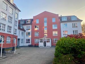 a group of buildings in a city with a courtyard at Work&Travel WE13 - Parkplatz, Netflix, Internet für 2 Gäste in Markranstädt