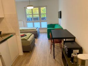 a small room with a bed and a desk and a table at Work&Travel WE13 - Parkplatz, Netflix, Internet für 2 Gäste in Markranstädt