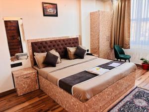 Postel nebo postele na pokoji v ubytování Govindam Royal Stay + 48 fotografií