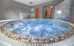 a large blue tub in the middle of a room at Arti Minijos - mažoji salė in Priekulė