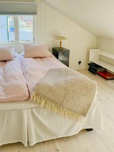 Postel nebo postele na pokoji v ubytování New Timber Holiday Home With Bay Views