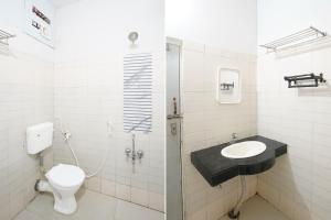 een badkamer met toilet en wastafel bij Super Collection O Paithan Gate Formerly Rajlaxmi Executive in Aurangabad