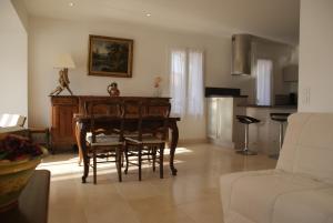 Η κουζίνα ή μικρή κουζίνα στο Luxueux appartement près du port