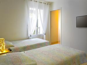 Ένα ή περισσότερα κρεβάτια σε δωμάτιο στο Luxueux appartement près du port