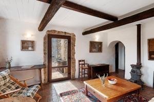 BerziThe Gallery - Unità 16的客厅设有木桌和门 更多20张照片