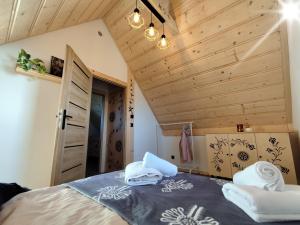 Postel nebo postele na pokoji v ubytování Domki KarpieLove - Twoje miejsce w sercu Podhala