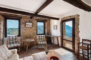 BerziThe Gallery - Unità 16的客厅设有窗户和桌椅