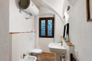 BerziThe Gallery - Unità 16的带水槽、马桶和窗户的浴室