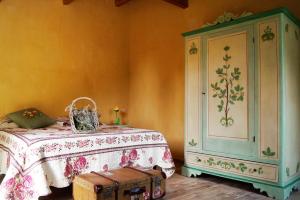 una camera con letto, cassettiera e tavolo di B&B Il Sentiero nel Bosco a Foligno