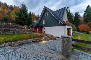 une maison avec un chemin en pierre menant à celle-ci dans l'établissement Willa Bukowy Las - Everslow, à Szklarska Poręba