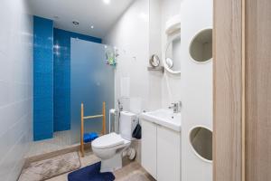 100m to Sea Beachside Studio with Private Garden & Terrace في يورمالا: حمام مع مرحاض ومغسلة +27 صورة