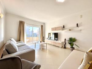 TV a/nebo společenská místnost v ubytování Armacao de Pera Central 2 by Homing