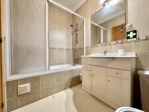 Koupelna v ubytování Armacao de Pera Central 2 by Homing + 17 fotografií