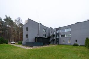 100m to Sea Beachside Studio with Private Garden & Terrace في يورمالا: منظر خارجي لمبنى به ساحة