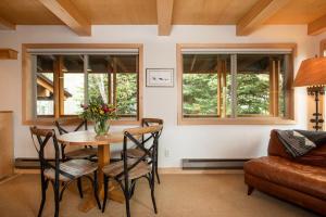 Χώρος καθιστικού στο RMR: La Choumine 6 Condo in Teton Village