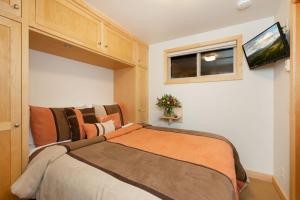 Ένα ή περισσότερα κρεβάτια σε δωμάτιο στο RMR: La Choumine 6 Condo in Teton Village +11 φωτογραφίες