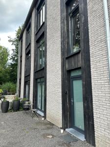 un edificio de ladrillo con un montón de ventanas en Wellness queen, en Harzé