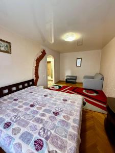 ein Schlafzimmer mit einem Bett mit einer Steppdecke darauf in der Unterkunft 31 m City Center Apartment for 3 Near Central Market 1К у центрі, 31 м , біля Центрального ринку in Mykolajiw