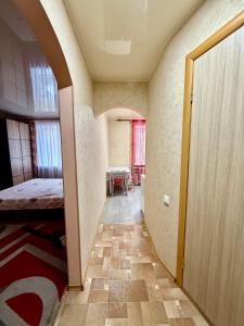 einen Flur mit einem Zimmer mit einem Tisch und einem Tisch in der Unterkunft 31 m City Center Apartment for 3 Near Central Market 1К у центрі, 31 м , біля Центрального ринку in Mykolajiw + 2 Fotos