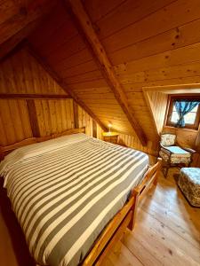 een bed in een houten kamer in een hut bij AGRITURISMO FARE BIO in Tarvisio