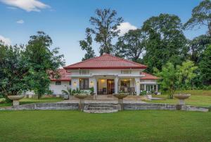una casa blanca con techo rojo en The Tusker's Hideout, en Alawwa 43 fotos más