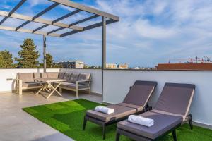 Rõdu või terrass majutusasutuses Casino & Mall Luxury Jacuzzi Penthouse Suite