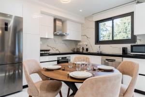 Köök või kööginurk majutusasutuses Casino & Mall Luxury Jacuzzi Penthouse Suite