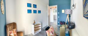 a living room with a blue accent wall at homeliday ACTIVE in Caldana