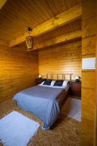 a bedroom with a bed in a wooden cabin at Dias Distintos - Turismo Rural in Colos