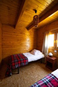 a bedroom with a bed in a wooden cabin at Dias Distintos - Turismo Rural in Colos