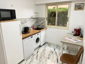 Η κουζίνα ή μικρή κουζίνα στο Beach and Sea View +8 φωτογραφίες