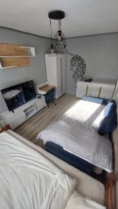 een slaapkamer met een groot bed en een tv bij MagMar Studio Byczyna in Byczyna