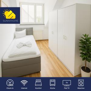 ein Schlafzimmer mit einem Bett und einem weißen Schrank in der Unterkunft SUNNYHOME Monteurwohnungen und Apartments in Schwandorf in Schwandorf in Bayern