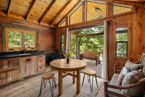 Una cocina y sala de estar de una cabaña de troncos en El Capitan Canyon, en Capitan 129 fotos más