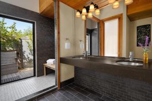 Un baño con dos lavabos y un espejo grande. en El Capitan Canyon, en Capitan