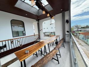 einen Balkon mit zwei Holzbänken auf einem Gebäude in der Unterkunft Làng Suối Homestay Vĩnh Hy in Ninh Hải