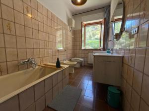 a bathroom with two toilets and a tub and a sink at Terrazza vista mare-Parcheggio gratuito -3Min A14 -Mastrangelo Beach in Grottammare