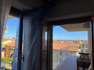 a room with a balcony with a view of the city at Terrazza vista mare-Parcheggio gratuito -3Min A14 -Mastrangelo Beach in Grottammare