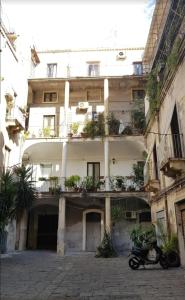 een gebouw met een scooter ervoor geparkeerd bij Ventimiglia 138 House in Catania