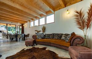 埃伦豪森Poolvilla Ratsch的客厅里有一张沙发和一张桌子。