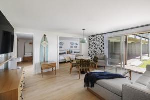 ein Wohnzimmer mit Sofa und Tisch in der Unterkunft Red Jacket Beach Resort in South Yarmouth