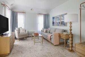 TV a/nebo společenská místnost v ubytování Riviera Beach Resort