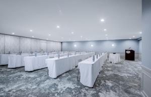 Großes Zimmer mit weißen Tischen und weißen Stühlen in der Unterkunft Red Jacket Beach Resort in South Yarmouth + 183 Fotos