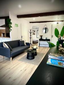 una sala de estar con un sofá y una mesa en Jungle Suite - Draguignan, en Draguignan