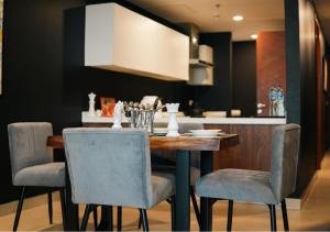 Η κουζίνα ή μικρή κουζίνα στο GoldCrest Mall Luxury Apartments with Balcony In DHA Lahore