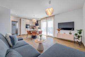 een woonkamer met een bank en een tafel bij Apartmani Zaja in Trogir