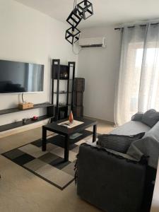 TV a/nebo společenská místnost v ubytování Nenas house