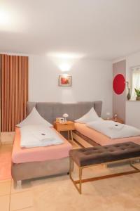 a room with two beds and a table at Homestay - Stilvolle Wohnung in Top Lage in Büdingen